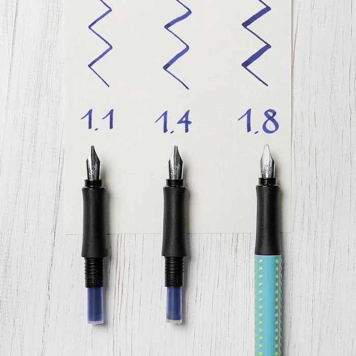 Faber-Castell Schreibset Grip 2011 Kalligrafie Set, Silber, Füller Und Zubehör, Etui Aus Metall 6 Faber-Castell Schreibset Grip 2011 Kalligrafie Set, Silber, Füller Und Zubehör, Etui Aus Metall – Bild 4